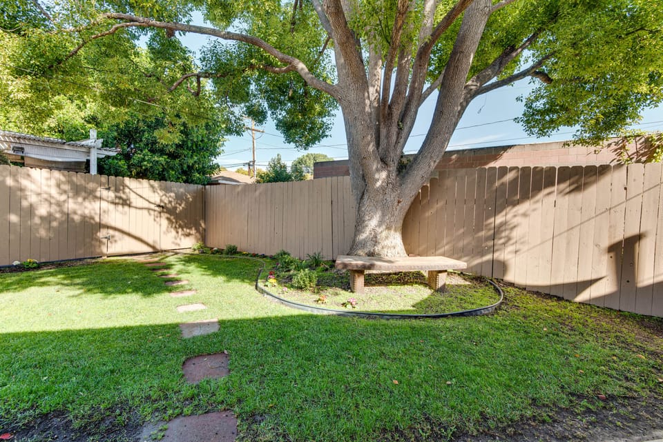 1 Mi to Shopping & Dining: Central Burbank Duplex Apartment in Burbank