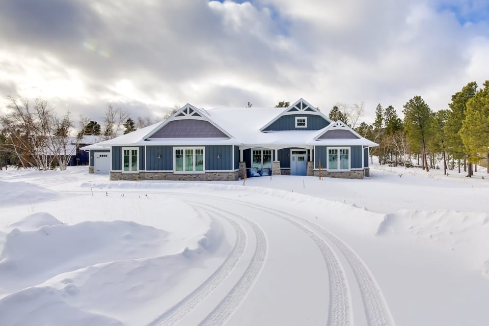 Ride to Sturgis! Modern Group Lodge w/ Hot Tub House in North Lawrence