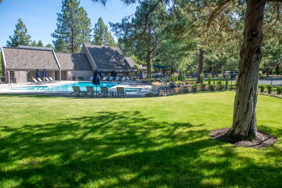 Patio & Pool Access! Year-Round Base in Bend Apartment in Bend