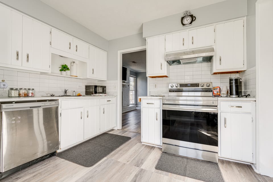5 Mi to Fort Moore: Quiet Columbus Home w/ Yard House in Columbus