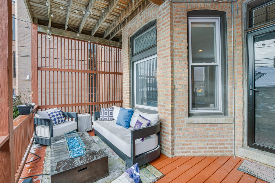Spacious Condo w/ Deck ~ 3 Mi to Downtown Chicago! Apartment in Chicago