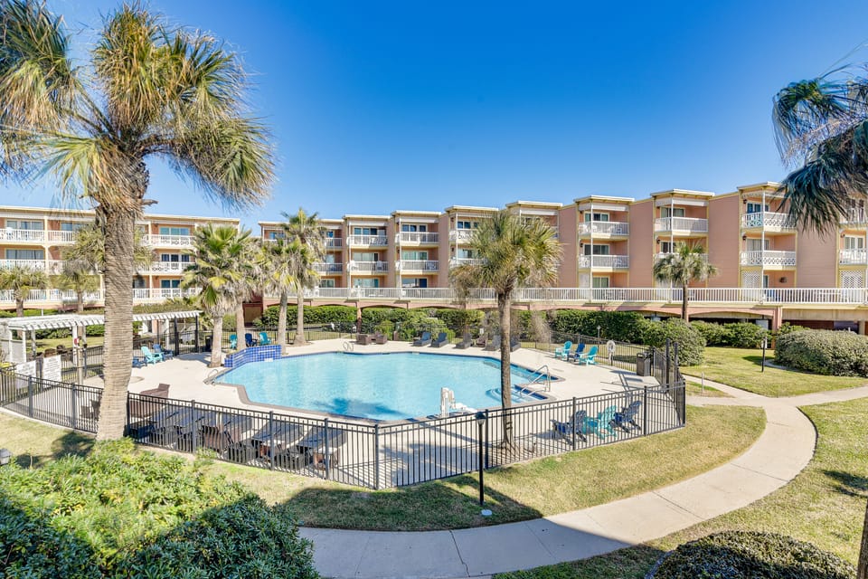 Steps to Pool & Beach! Galveston Family Condo Apartment in Galveston Island