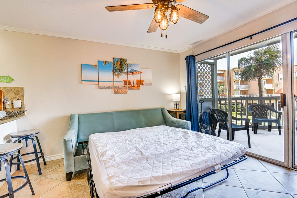 Steps to Pool & Beach! Galveston Family Condo Apartment in Galveston Island