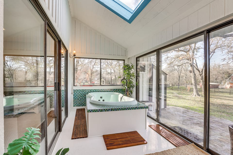 Hot Tub, Deck & Grill: Brookshire Gem Near Venues House in Texas