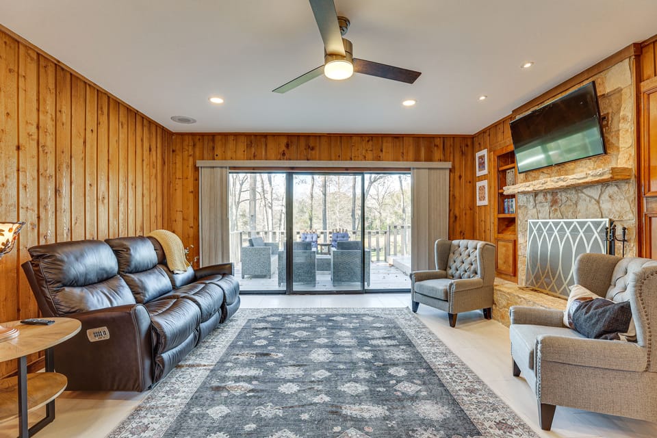 Hot Tub, Deck & Grill: Brookshire Gem Near Venues House in Texas
