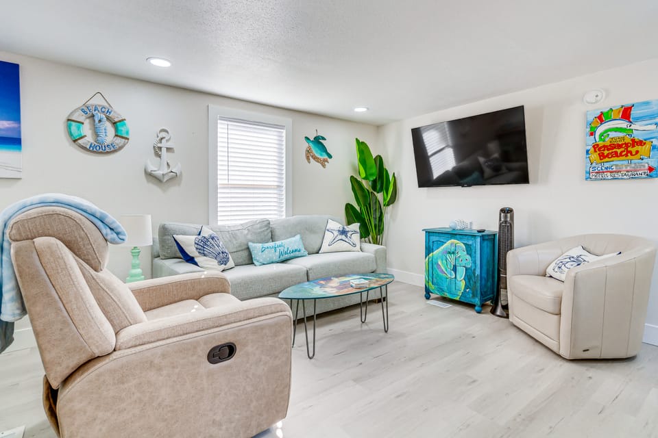 Gulf Breeze Home w/ Deck: Walk to Public Boat Ramp House in Alabama