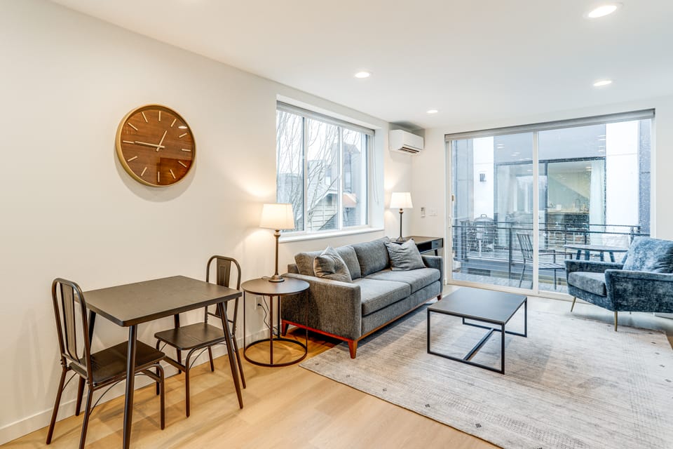 Walk to Light Rail! Modern Seattle Townhome Apartment in Seattle