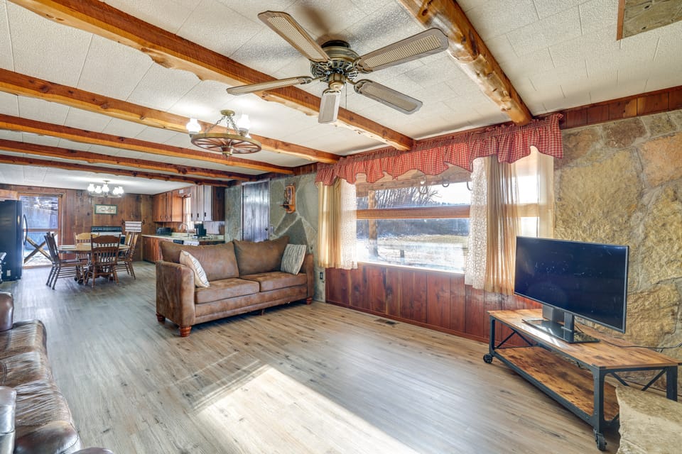 Authentic Log Cabin in Pineville ~ 2 Mi to River! House in Ozark Mountains