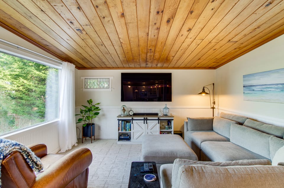 Puget Sound Cottage w/ Private Community Beach! Cottage in Whidbey Island