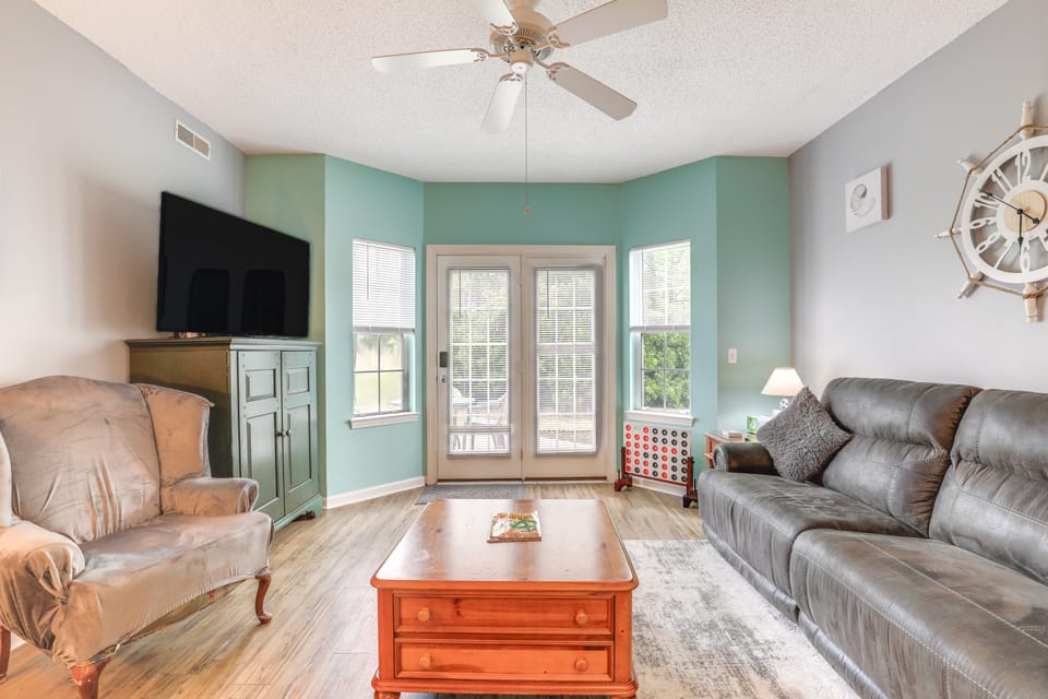Community Pool & Tennis Court: Myrtle Beach Condo Apartment in South Carolina