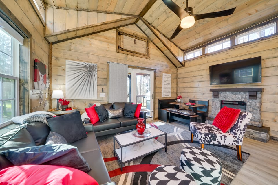 Pet-Friendly Broken Bow Cabin: Hot Tub & Fireplace House in Oklahoma