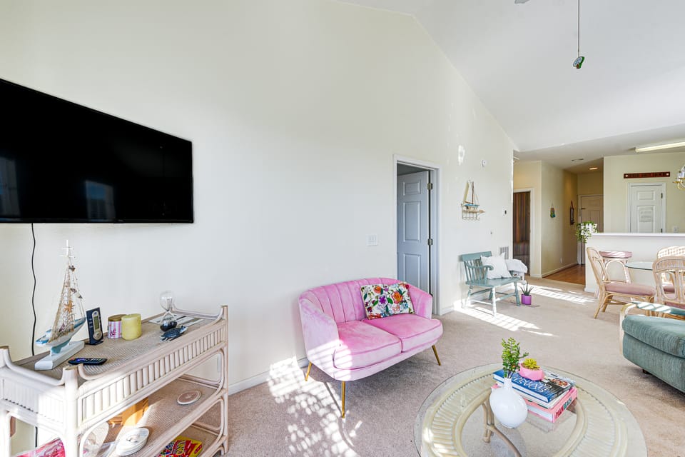 Sunset Beach Condo w/ Balcony, 5 Mi to the Ocean! Apartment in Sunset Beach