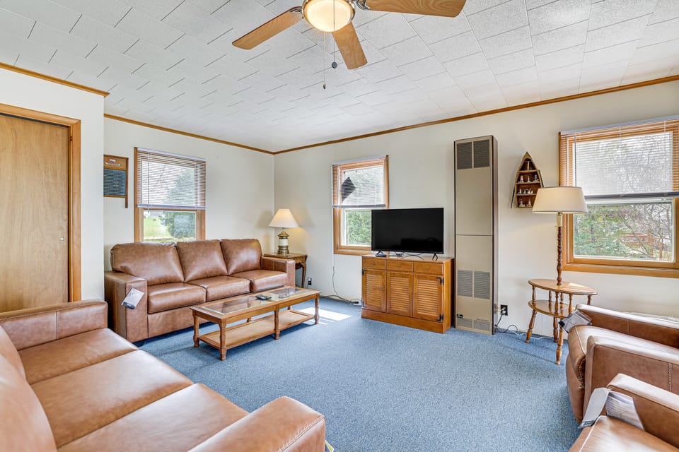 Lake Champlain Cottage w/ Deck & Sunset Views! Cottage in Lake Champlain