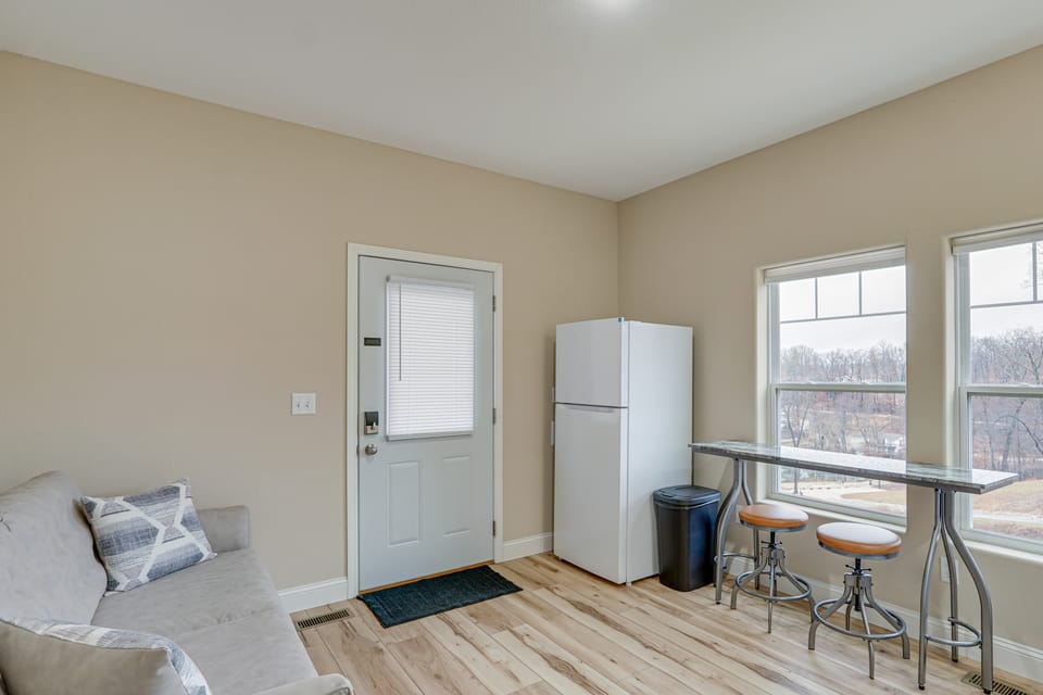 Lake Ozark Apartment w/ Balcony < 1 Mi to Water! Apartment in Lake of the Ozarks