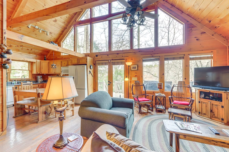 Peaceful Cabin w/ Hot Tub: 11 Mi to Blue Ridge! House in Georgia