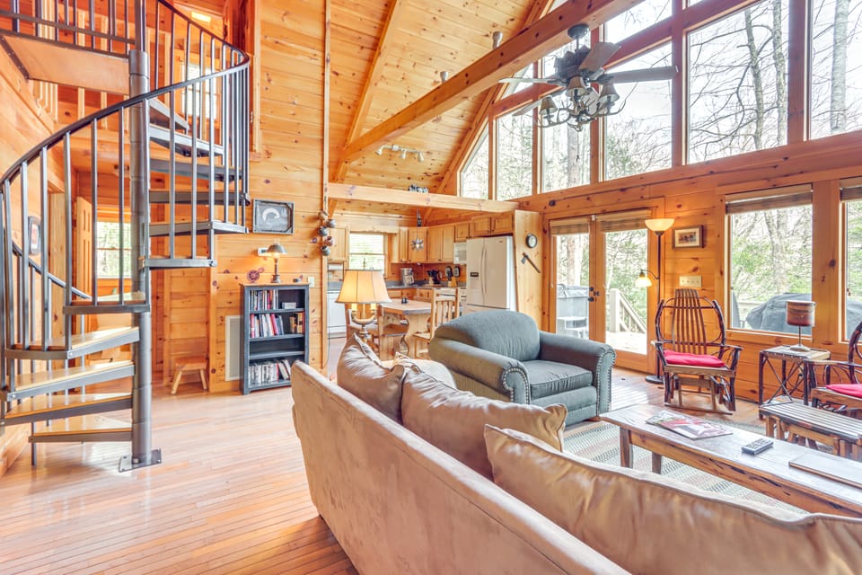 Peaceful Cabin w/ Hot Tub: 11 Mi to Blue Ridge! House in Georgia