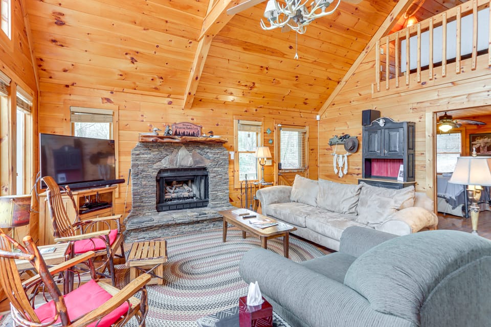 Peaceful Cabin w/ Hot Tub: 11 Mi to Blue Ridge! House in Georgia