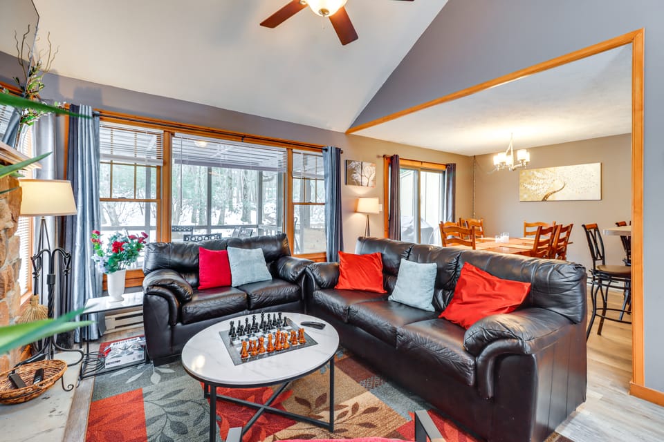 'Cozy Cove' Near Waterparks, Zip Line, Ski & More Apartment in Pocono Mountains