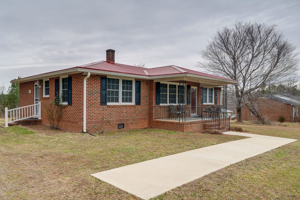 Charming Milton Home w/ Porch - 5 Mi to VIR! House in North Carolina