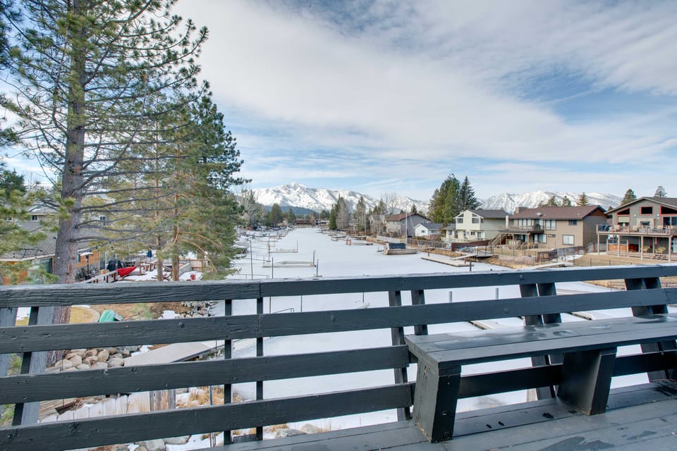 6 Mi to Slopes: Mtn-View Retreat in Lake Tahoe House in South Lake Tahoe