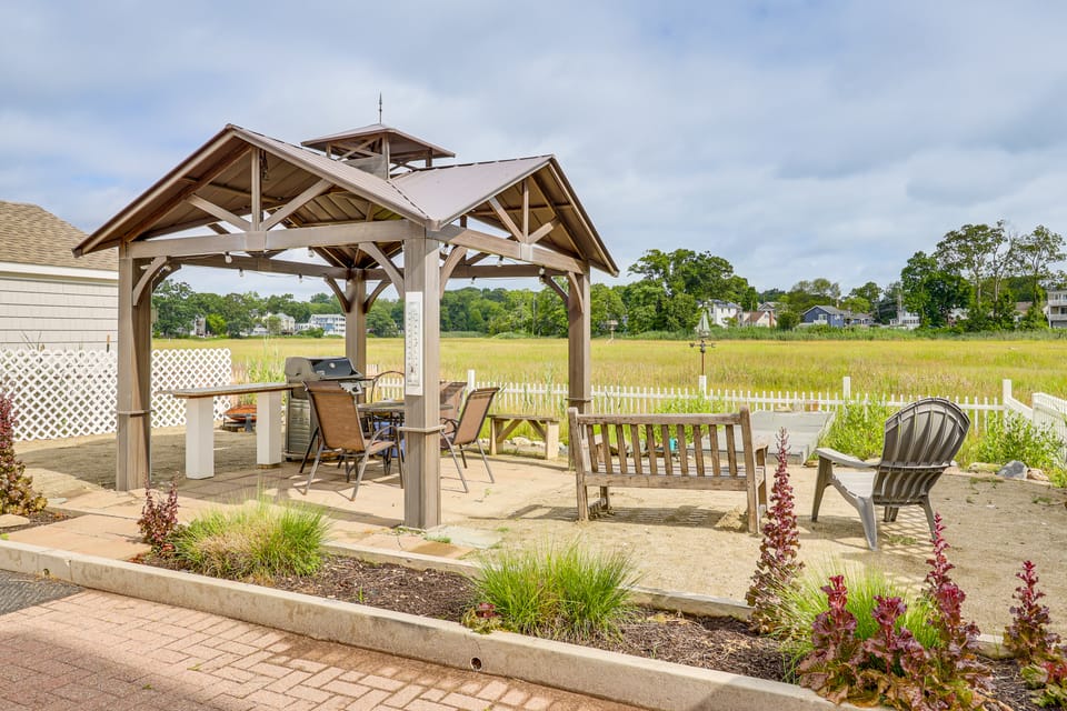 Bright Milford Beach House w/ Outdoor Shower House in Milford