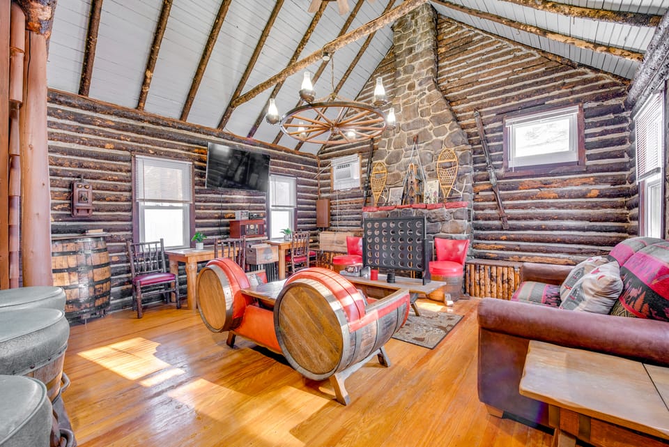 Easy Interstate Access: Original Poconos Log Cabin House in Tunkhannock Township