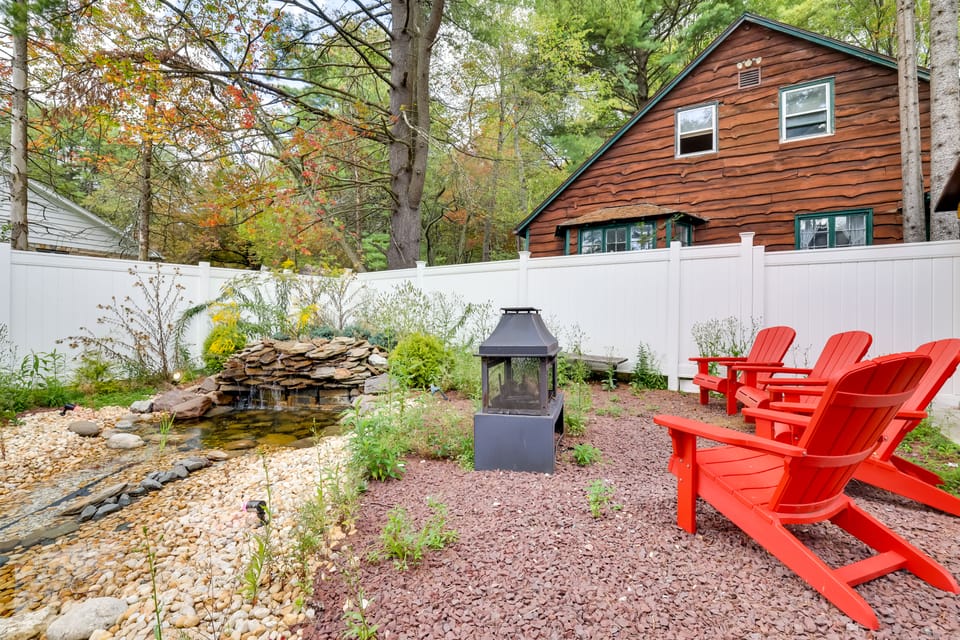 Easy Interstate Access: Original Poconos Log Cabin House in Tunkhannock Township
