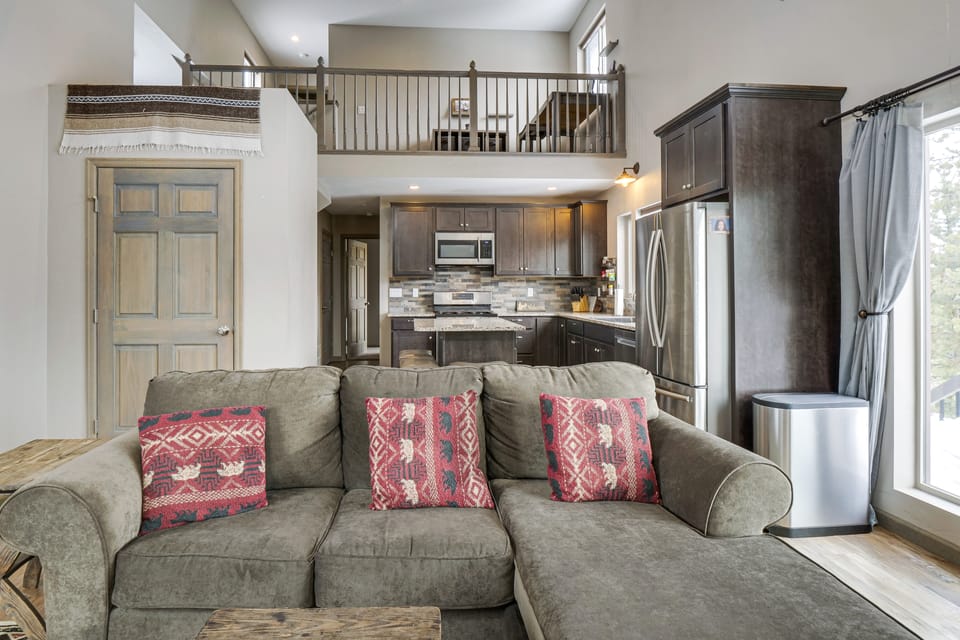 Hike + Ski: Grand Lake Cabin w/ Mtn-View Deck House in Rocky Mountain National Park