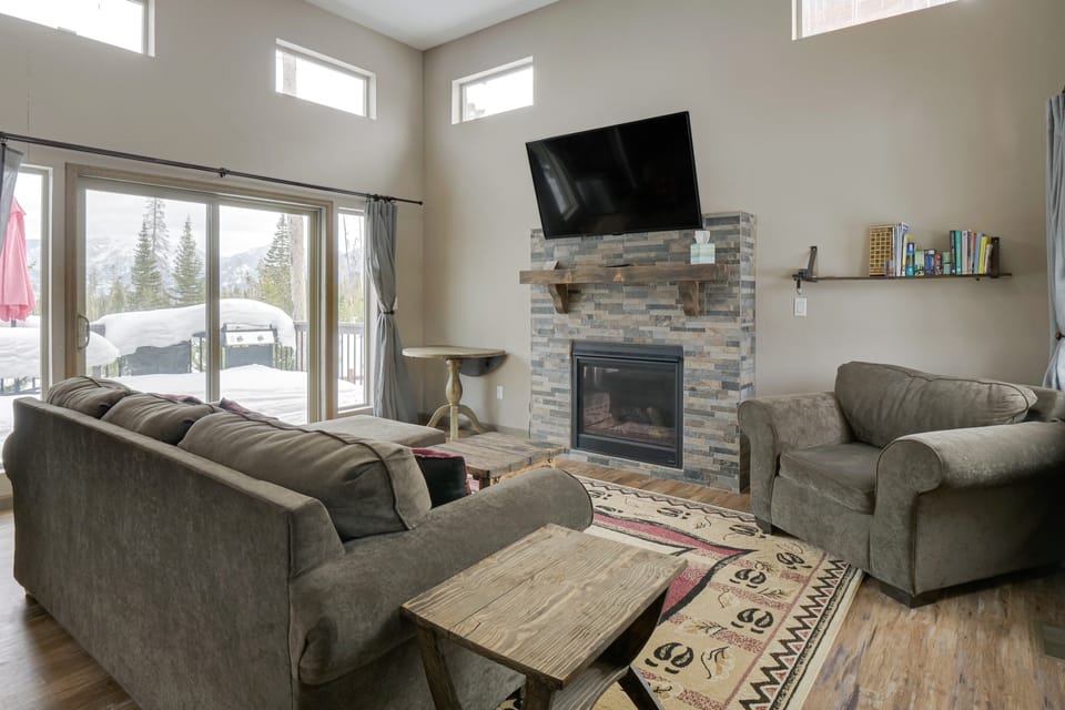 Hike + Ski: Grand Lake Cabin w/ Mtn-View Deck House in Rocky Mountain National Park