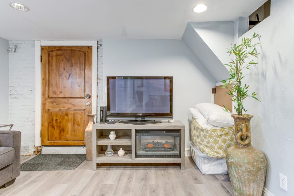 1 Mi to Coors Field: Cozy Denver Studio w/ Patio! Apartment in Denver