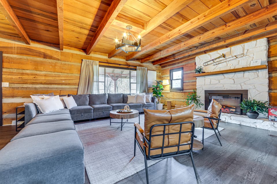 Hot Tub, Game Room & Fire Pit: Canton Log Cabin House in East Fork