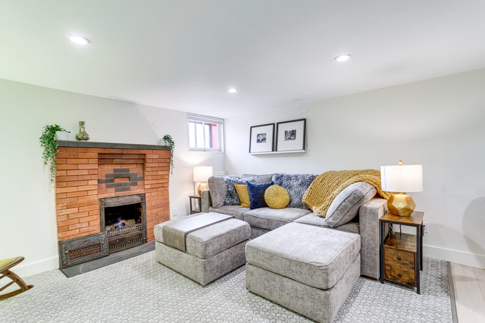 2 Mi to Downtown Denver: Stylish Gem w/ Fireplace! Apartment in Denver