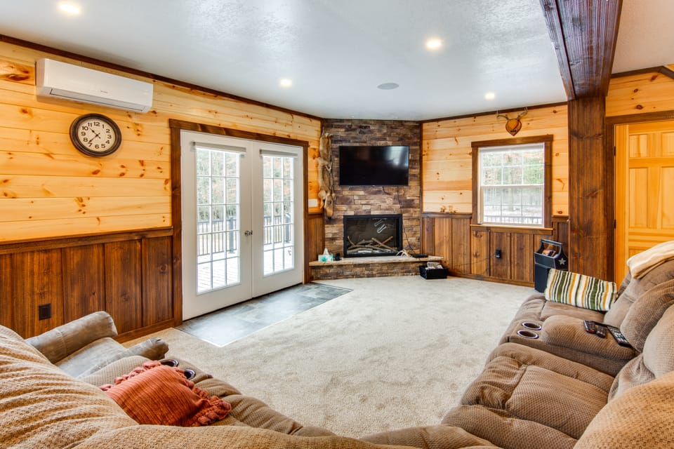 Houtzdale Home w/ Shuffleboard & Pickleball! House in Allegheny River