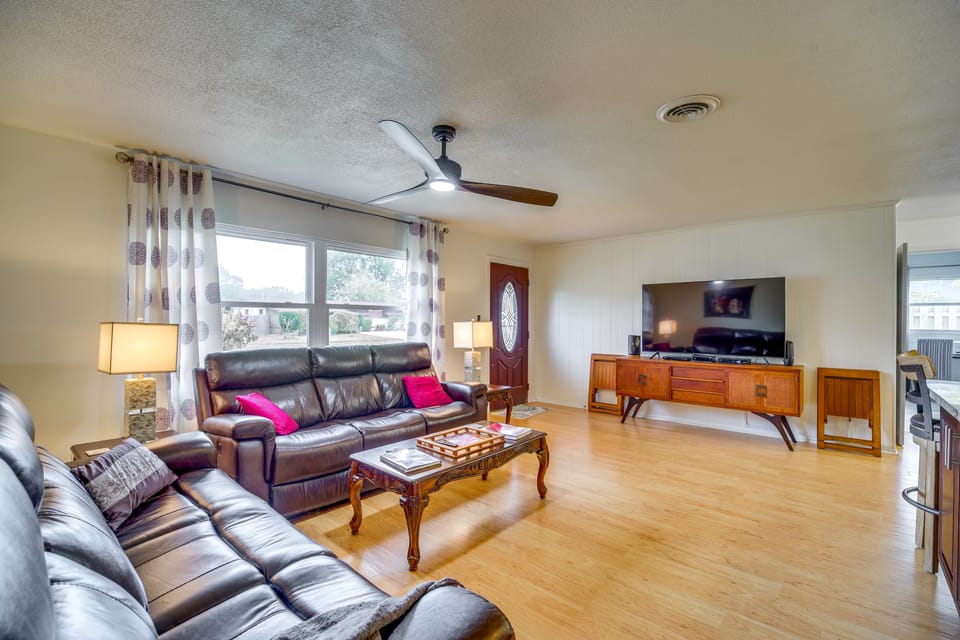 Centrally Located Merritt Island Home: Pool, Porch House in Merritt Island