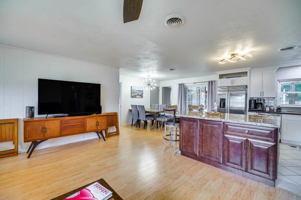 Centrally Located Merritt Island Home: Pool, Porch House in Merritt Island