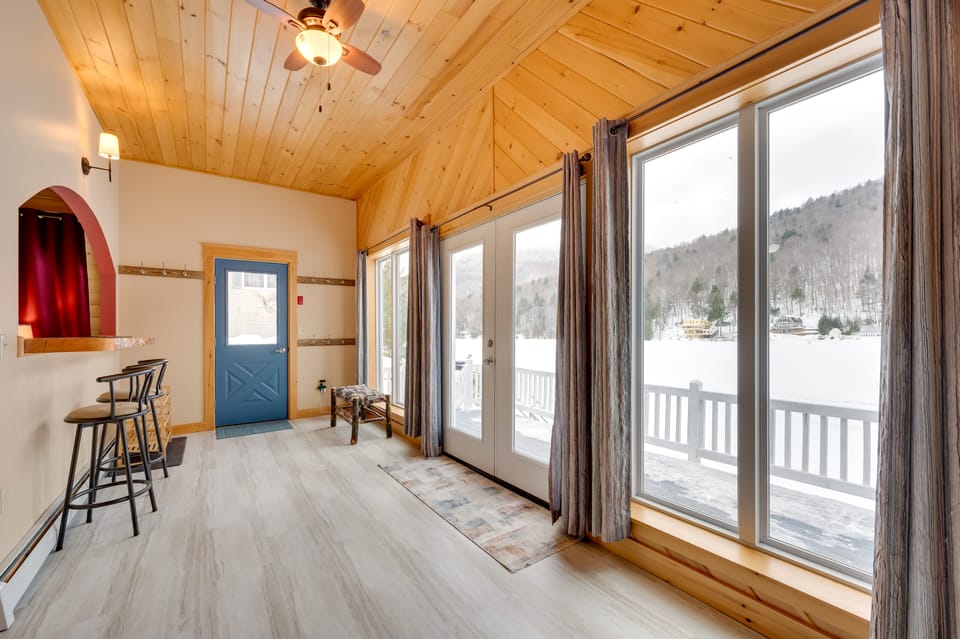 Peaceful Stark Cottage w/ Deck on South Ponds! Cottage in New Hampshire