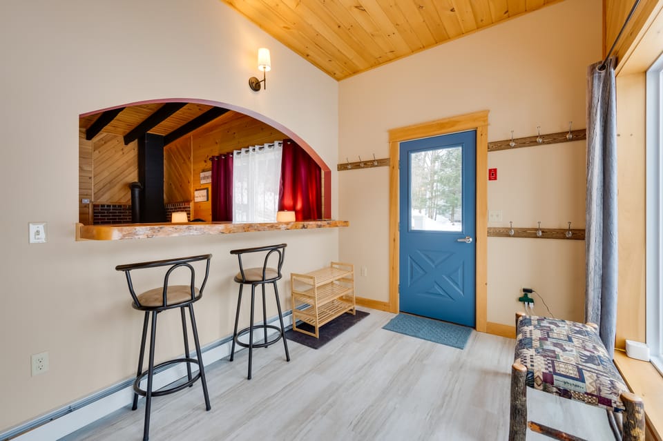 Peaceful Stark Cottage w/ Deck on South Ponds! Cottage in New Hampshire