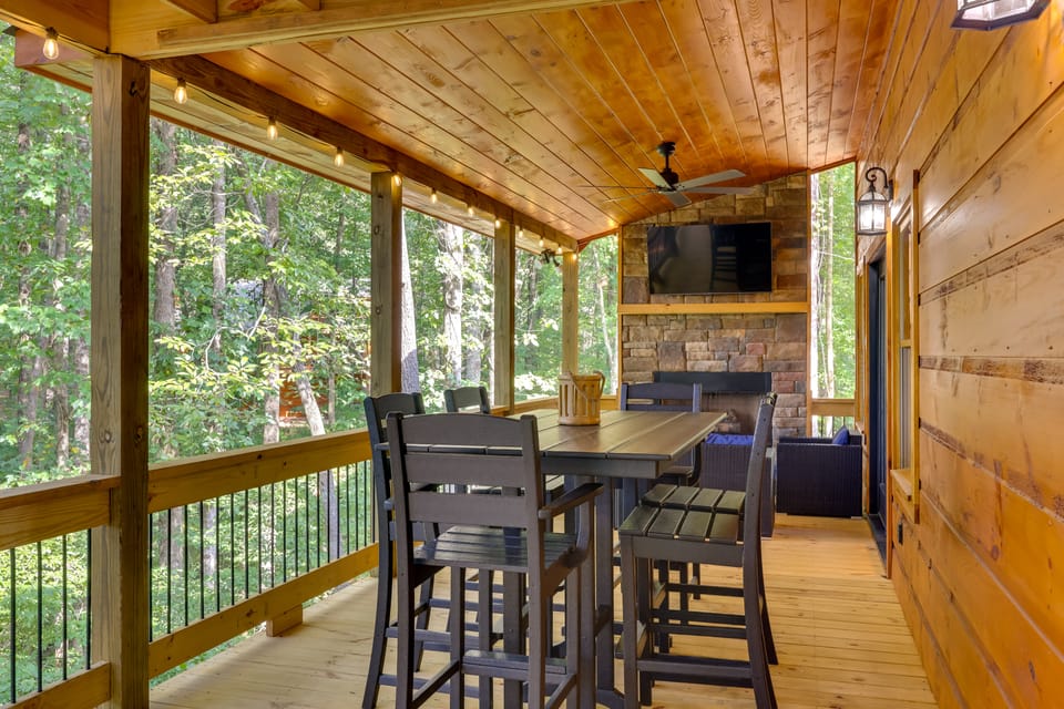 Cabin w/ Hot Tub & Sauna: 5 Mi to Dtwn Blue Ridge! House in Georgia
