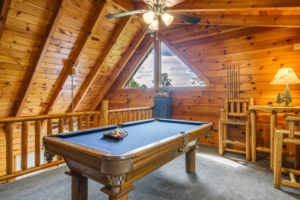 Pigeon Forge Cabin: Premier Location & Hot Tub House in Pigeon Forge