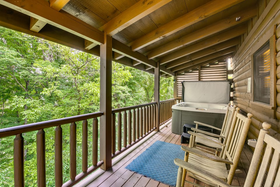 Pigeon Forge Cabin: Premier Location & Hot Tub House in Pigeon Forge