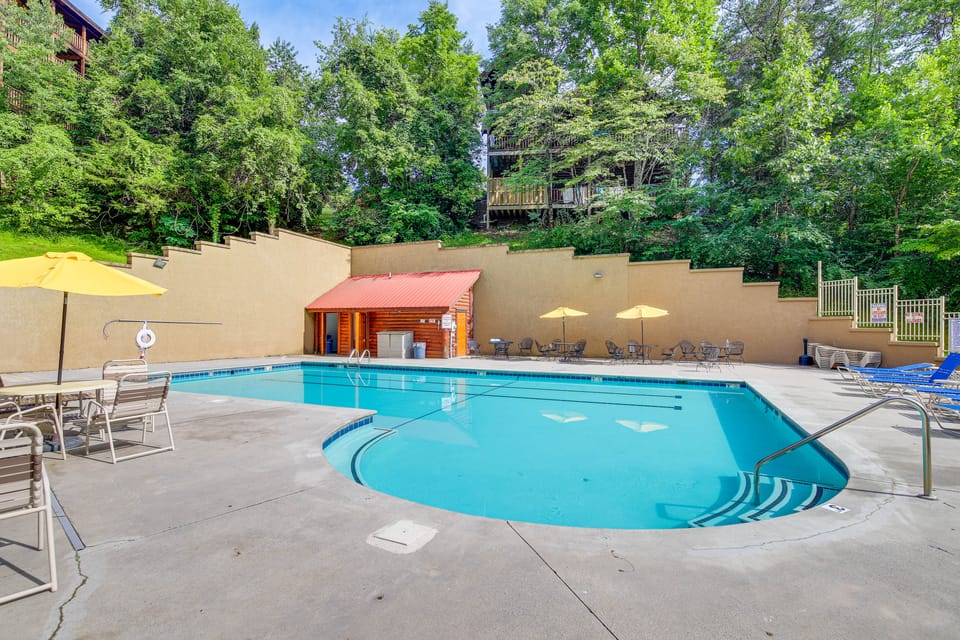 Pigeon Forge Cabin: Premier Location & Hot Tub House in Pigeon Forge