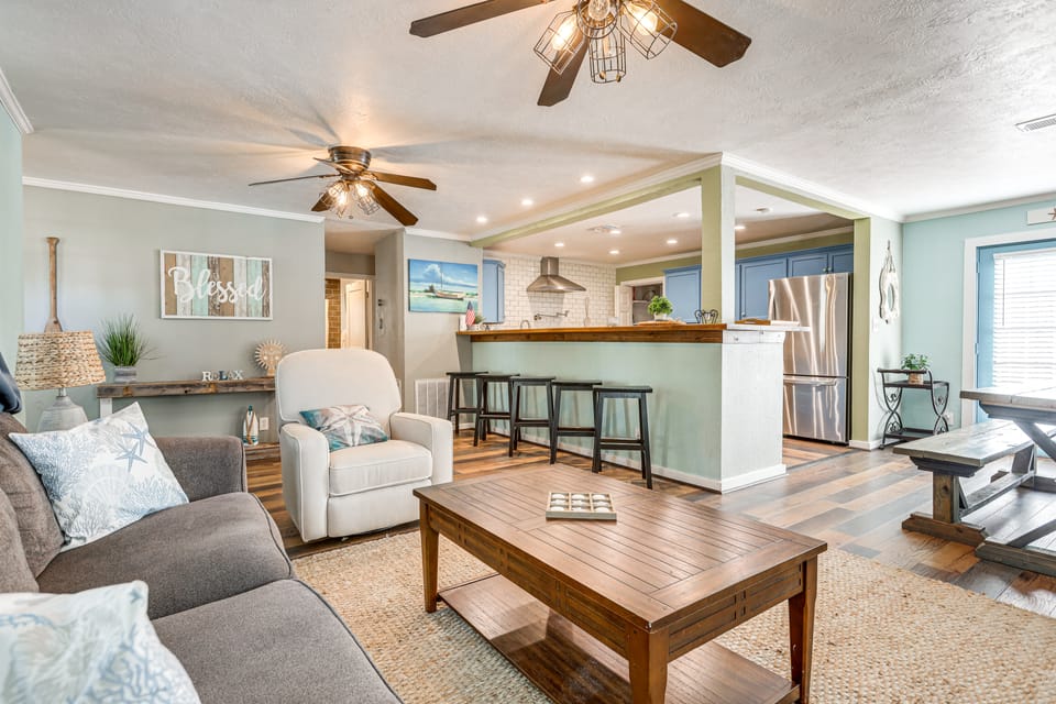 Families, Groups, Pets! Galveston Gem 2 Mi to Sand House in Galveston Island