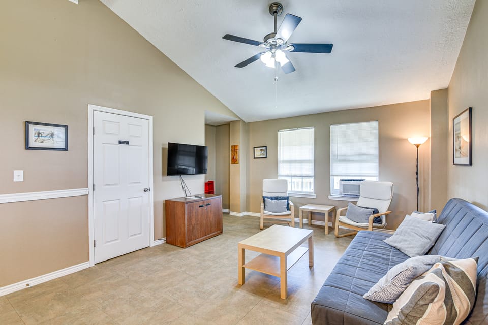 Walk to Crystal Beach! Family & Pet-Friendly Haven House in Bolivar Peninsula