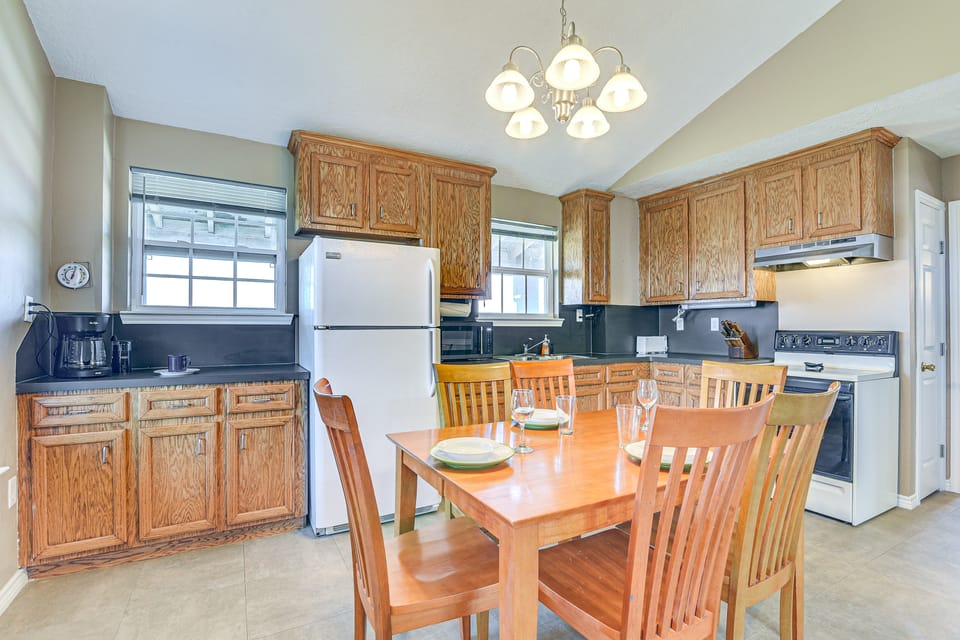 Walk to Crystal Beach! Family & Pet-Friendly Haven House in Bolivar Peninsula