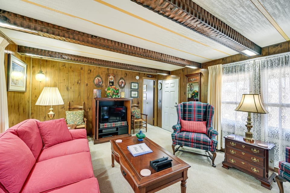 Classic Country Retreat in Ronda on 5 Acres! House in North Carolina