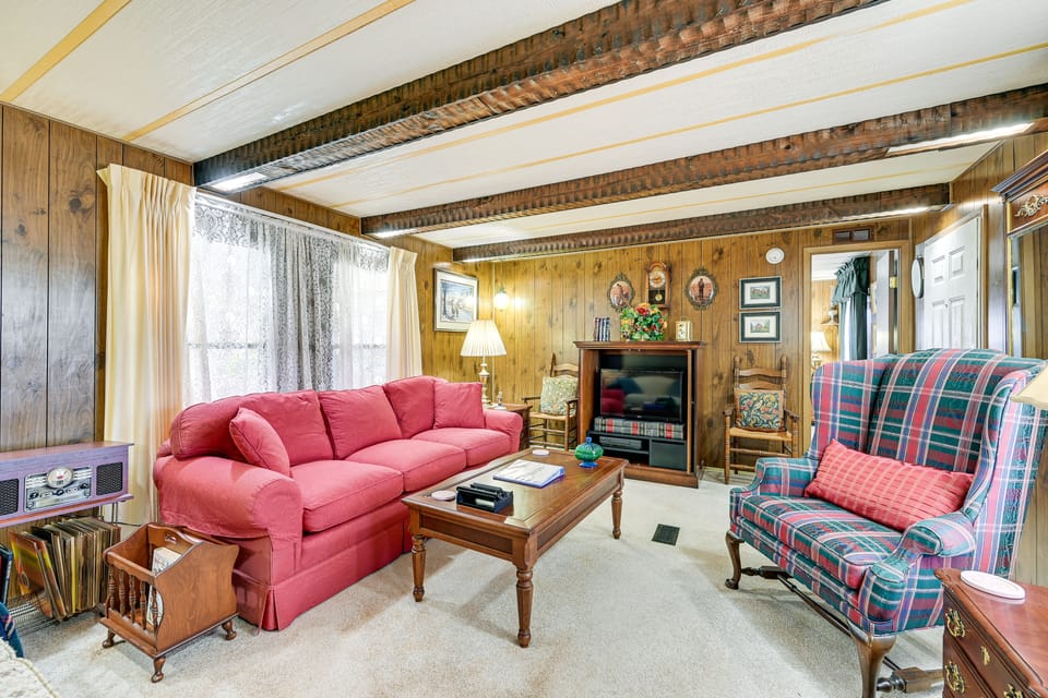 Classic Country Retreat in Ronda on 5 Acres! House in North Carolina