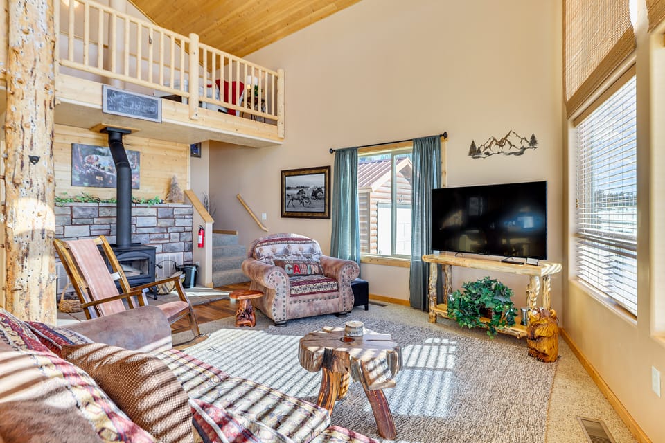 Cozy Duck Creek Village Cabin w/ Hot Tub & Views! House in Utah