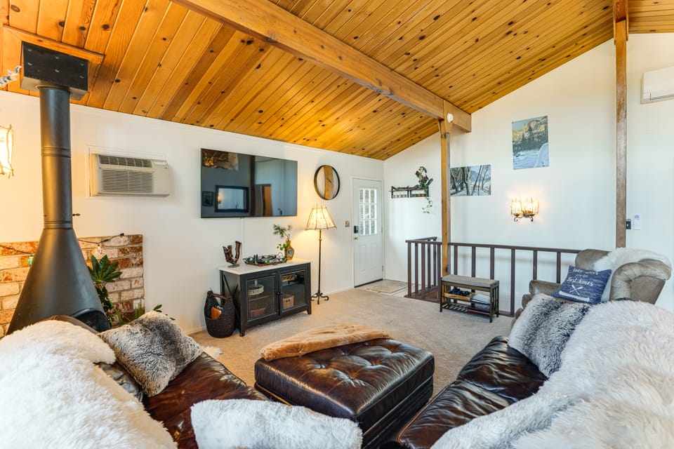 Enchanted Woodland Cabin Near Yosemite w/ Fire Pit House in Groveland