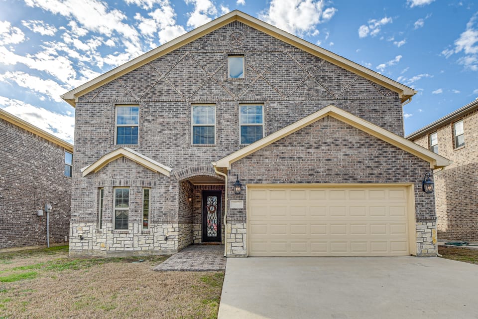 10 Mi to Soccer Stadium! Family Home Near Dallas House in Grand Prairie