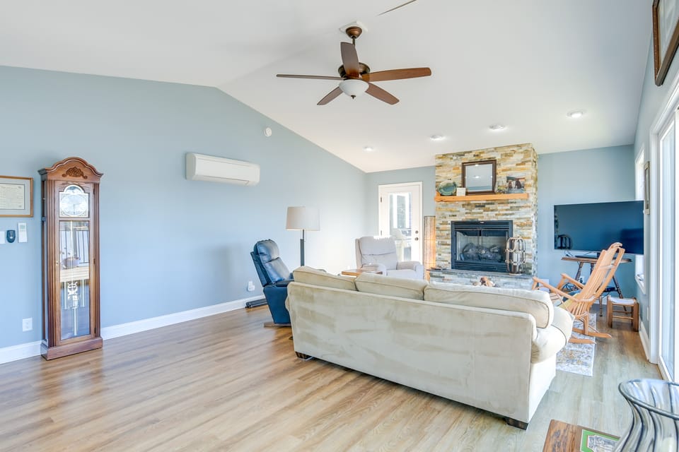 Radford Home w/ Wraparound Deck! House in Claytor Lake